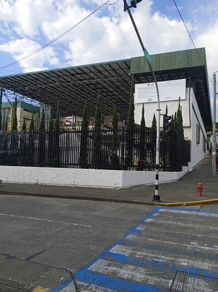 SENA – Centro Agropecuario y de Comercio y Servicios.